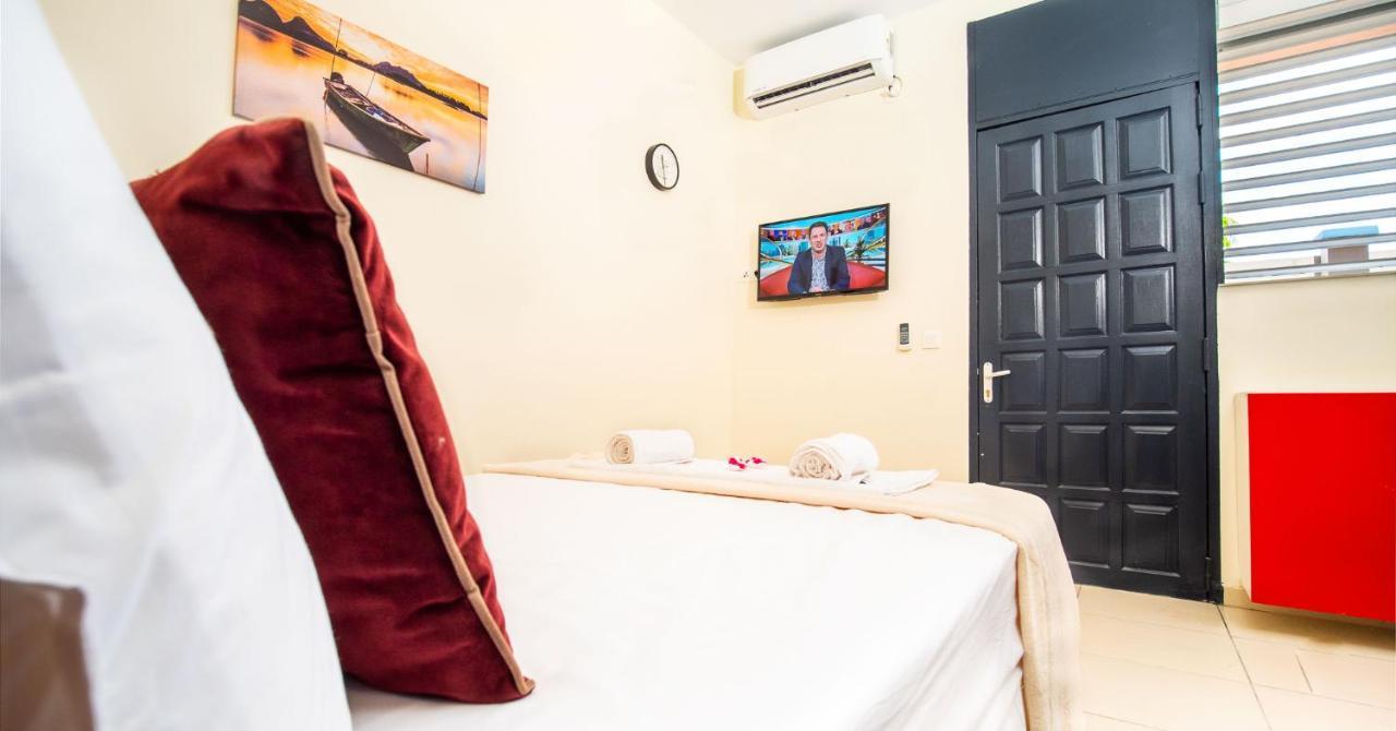 Evasion En Plein Coeur De La Ville Studio Jacuzzis Sauna Et Piscine Au Centre De Grand Anse Ngoại thất bức ảnh