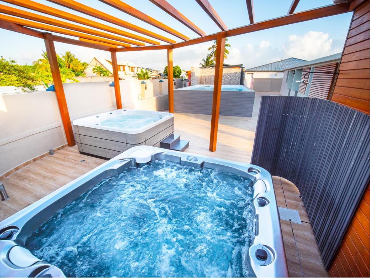 Evasion En Plein Coeur De La Ville Studio Jacuzzis Sauna Et Piscine Au Centre De Grand Anse Ngoại thất bức ảnh